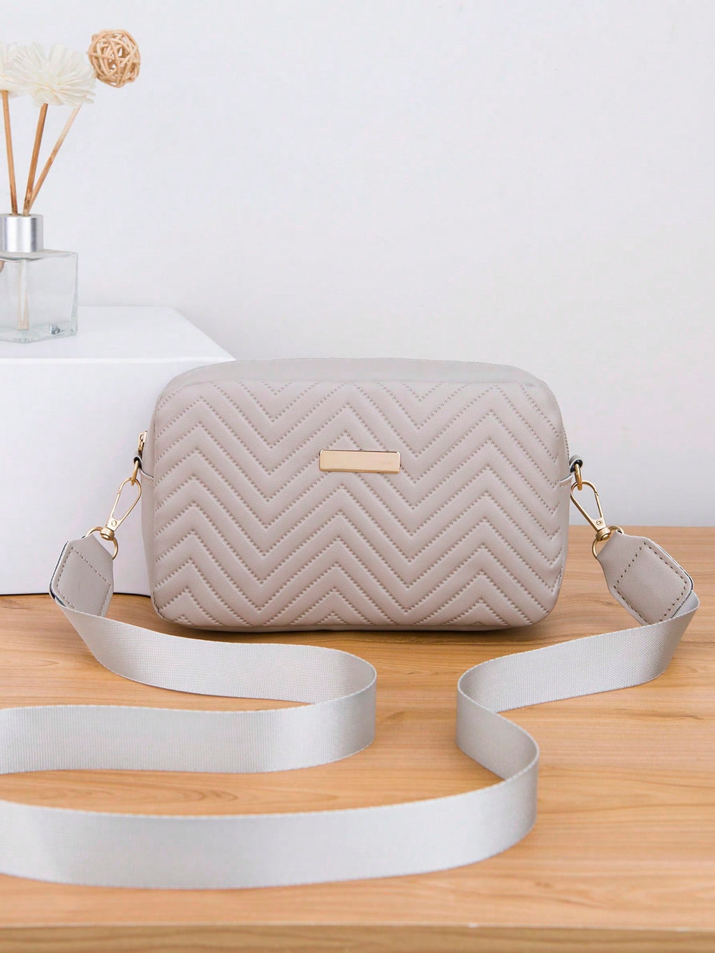 1Pc Gray Quilted V-Groove Embossed Lady'S Fashion Versatile Shoulder Crossbody Messenger Bag with Gold Metal Decor